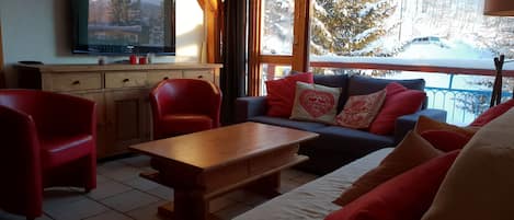 テレビ、暖炉、DVD プレーヤー