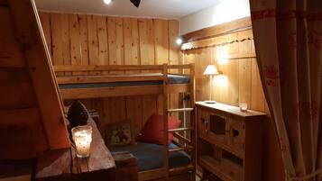 3 bedrooms, travel crib, WiFi (free)