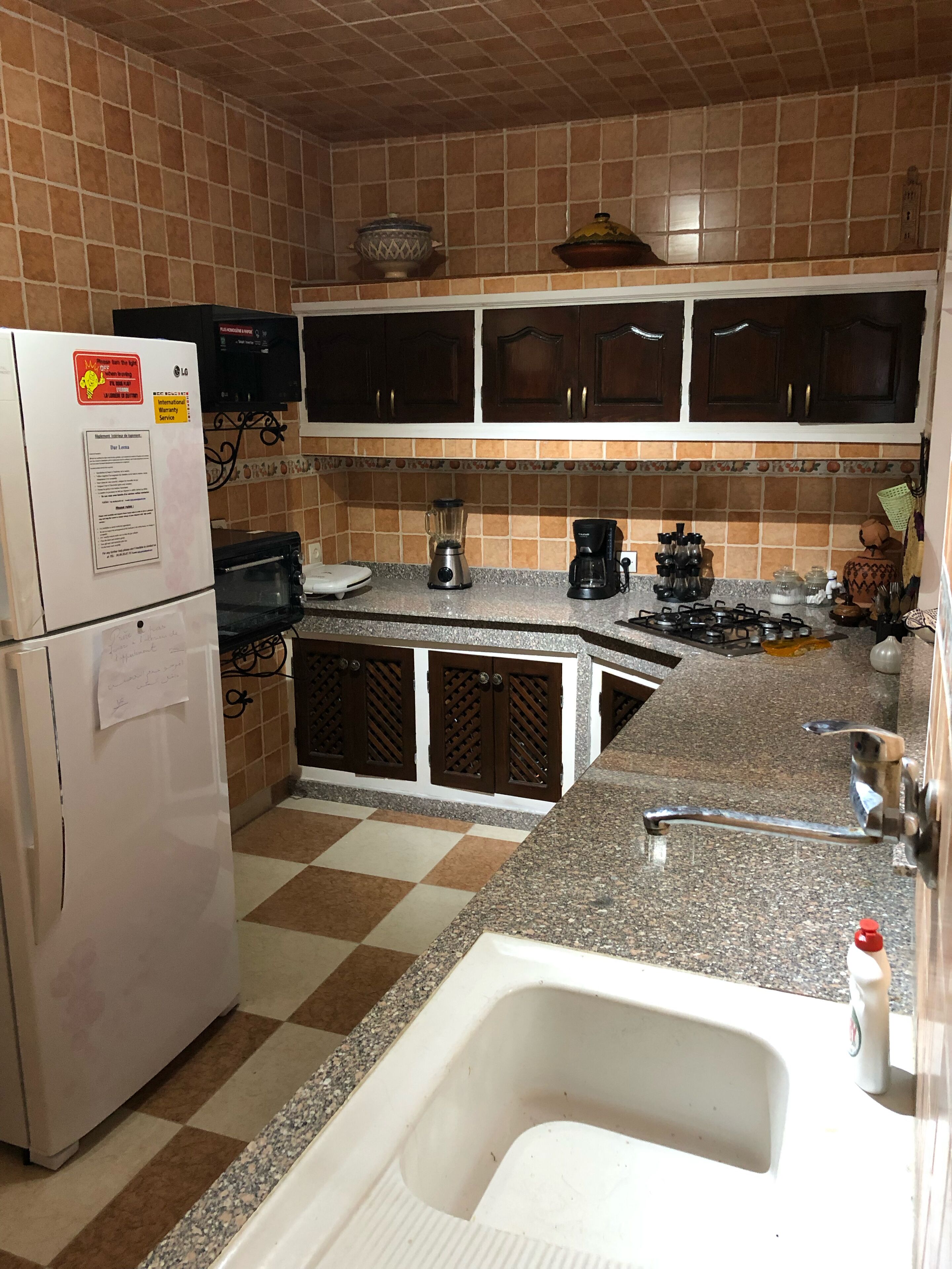 Een koelkast, een microgolfoven, een oven, een vaatwasser