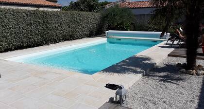 Villa de lujo con piscina en un entorno tranquilo y salvaje.