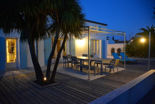 Luxury villa with swimming pool in a quiet and wild environment