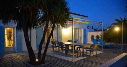 Luxury villa with swimming pool in a quiet and wild environment