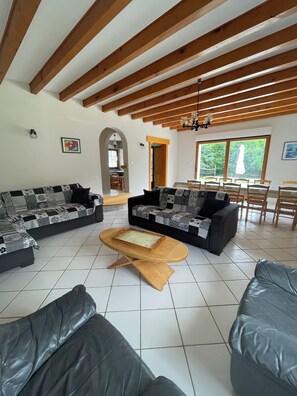 TV, DVD player, mesa de pingue-pongue, livros
