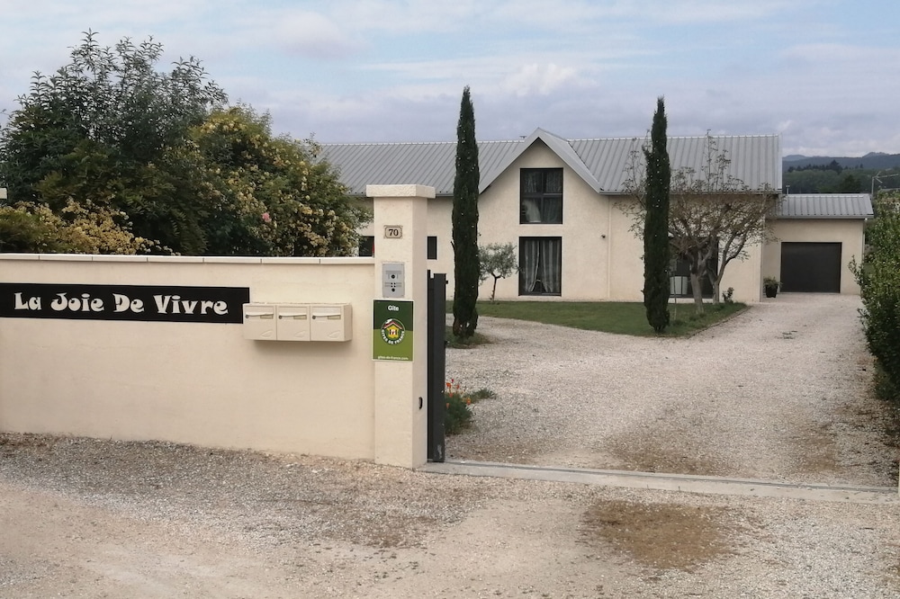 Spacious comfortable loft 'La Joie De Vivre' with 6 bedrooms and one pool