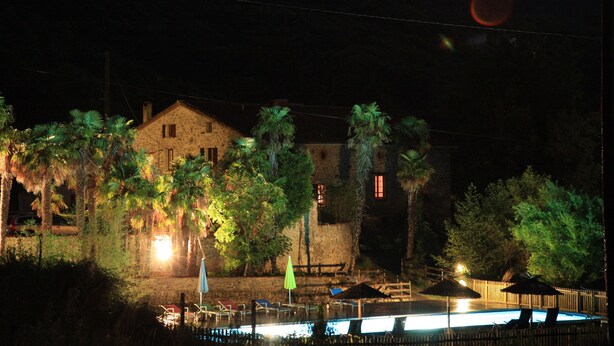 A stone building with a pool area, surrounded by palm trees and umbrellas. - Charming cottages 3 stars, 20m pool, WIFI, dream setting, river (Le Tech)