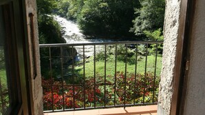 A balcony with a view of a river and forested hills. - Charming cottages 3 stars, 20m pool, WIFI, dream setting, river (Le Tech)