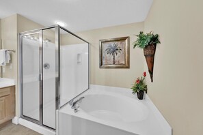 Combined shower/bathtub, jetted bath, hair dryer, towels - Ariel Dunes I 1310 - Amazing Sunset Views From Private Bedroom Balcony! (Miramar Beach)
