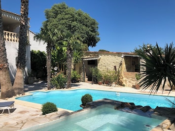 Vue sur les deux bassins de la piscine