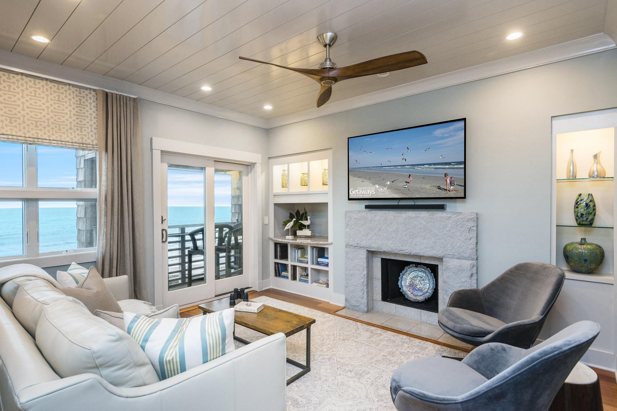 Flachbildfernseher, DVD-Player, Bücher