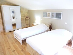 3 dormitorios, caja fuerte, tabla de planchar con plancha