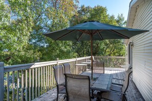 Outdoor dining - 5 bed 3 bath on Lake Manuella (Litchfield)