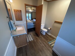 Combined shower/bathtub, towels, soap, shampoo - 5 bed 3 bath on Lake Manuella (Litchfield)
