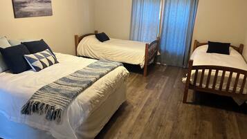 5 bedrooms, iron/ironing board, WiFi, bed sheets