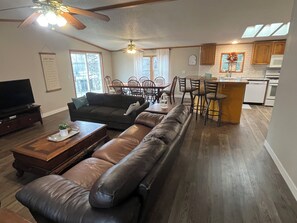 Una Smart TV, un reproductor de DVD, libros