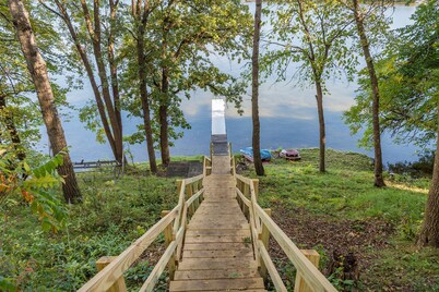 5 bed 3 bath on Lake Manuella