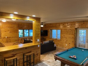 Game room - 5 bed 3 bath on Lake Manuella (Litchfield)