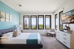Une chambre à coucher avec un lit, une chaise, une commode et un téléviseur.