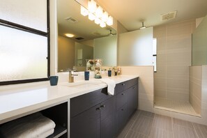 Douche, séchoir à cheveux, serviettes fournies