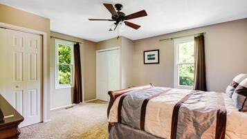 4 bedrooms, iron/ironing board, free WiFi, bed sheets