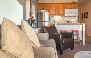 TV, offices - Ground Floor Beachfront Suite - Sleeps 5 - Pool and Sauna! (Lincoln City)