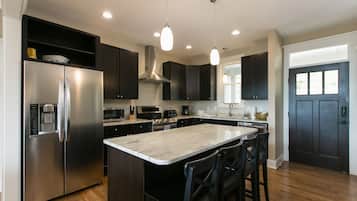 Refrigerador, microondas, horno, placa de cocina