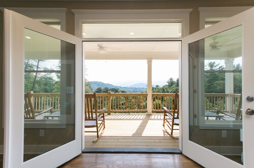 Epic Long Range Mountain Views & Fire Pit! CLOSE to DT AVL/Biltmore/Parkway!