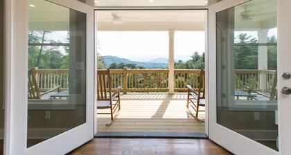 Epic Long Range Mountain Views & Fire Pit! CLOSE to DT AVL/Biltmore/Parkway!