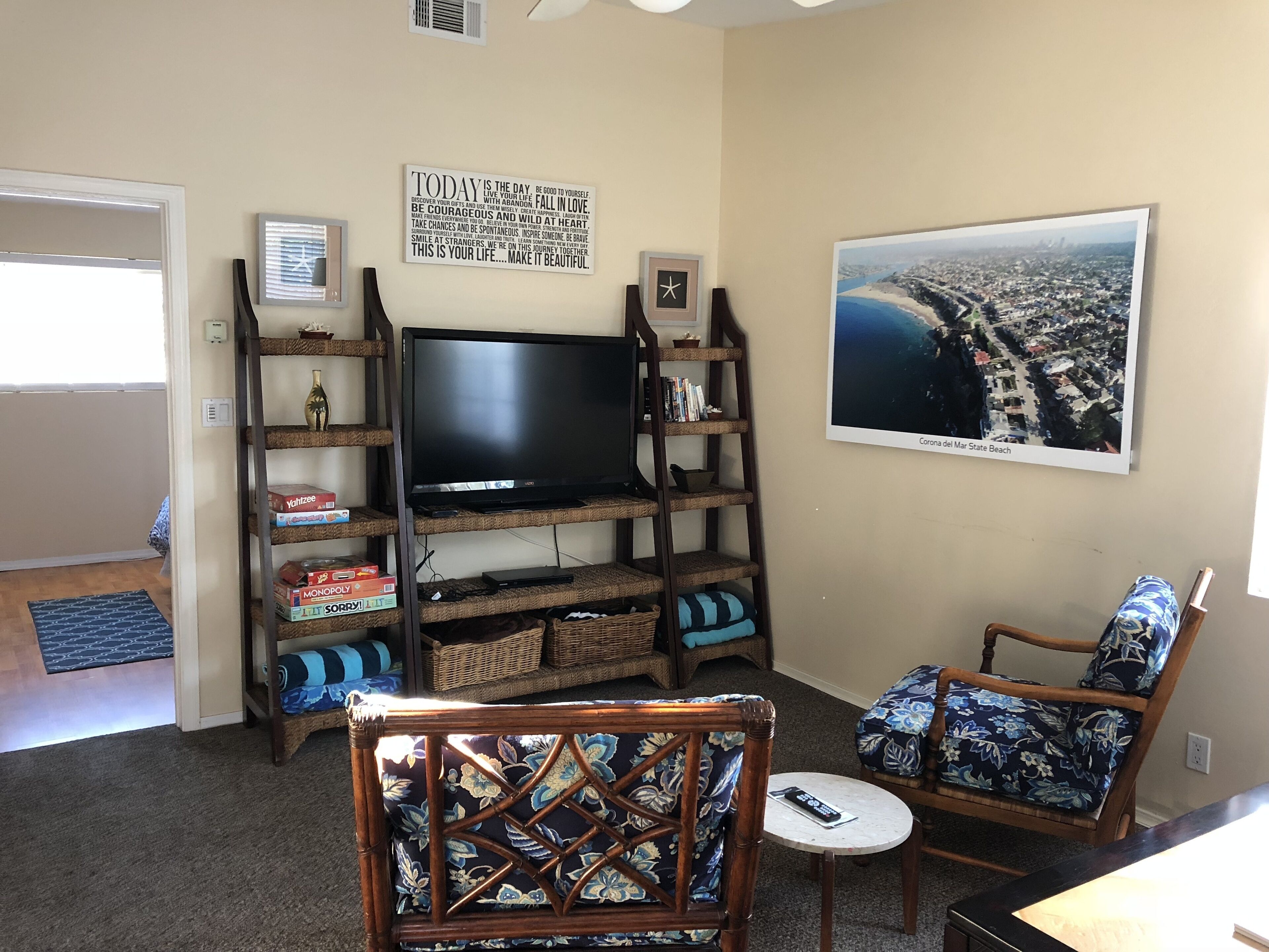 Spacious, 1 bedroom "Villa del Mar" within waking distance to the Beach & Shops