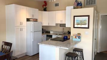 Frigorífico, microondas, horno y placa de cocina