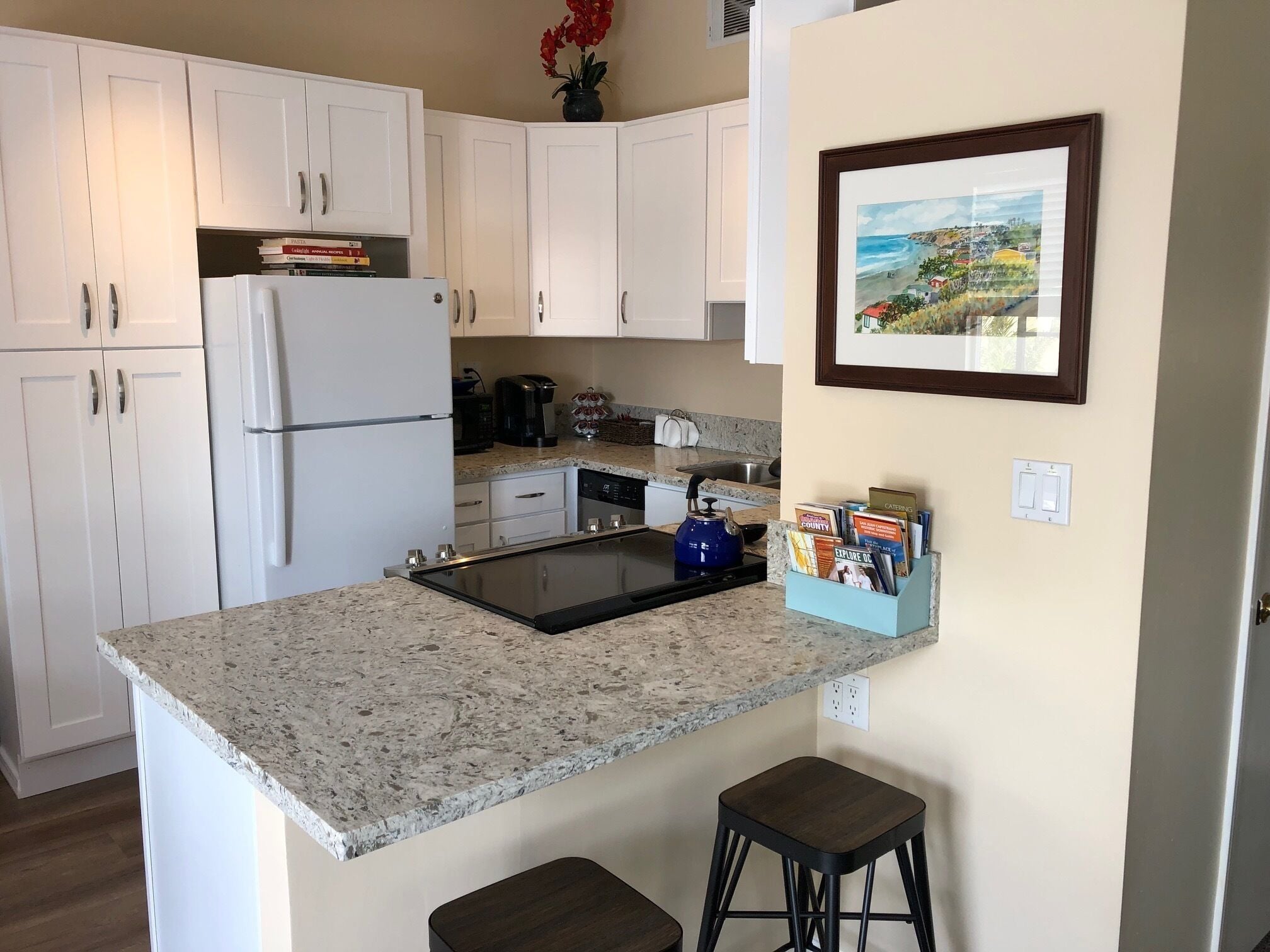 Spacious, 1 bedroom "Villa del Mar" within waking distance to the Beach & Shops