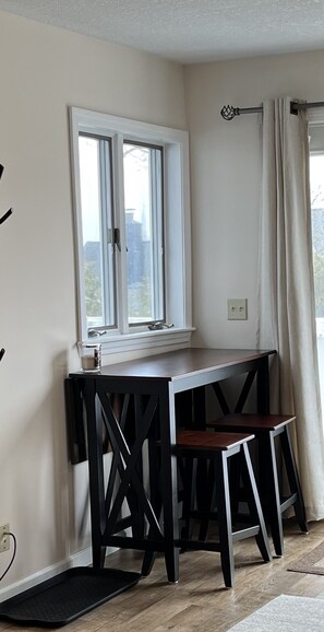 Dining - Water view Getaway, steps to Downtown Petoskey (Petoskey)