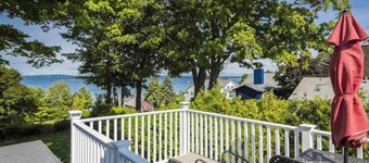 Water view Getaway, steps to Downtown Petoskey