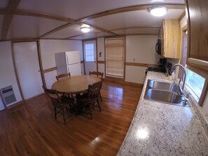 Fridge, microwave, oven, stovetop - Minutes from Attractions, Miles from ordinary (Benezette)