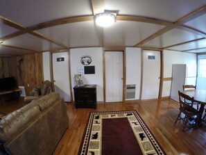 TV, fireplace - Minutes from Attractions, Miles from ordinary (Benezette)