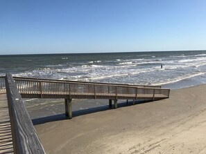 Rannalla, rantapyyhkeitä