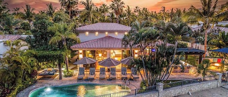 Een verwarmd zwembad