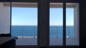 Habitació amb vistes a l'oceà a través de grans portes corredisses de vidre.