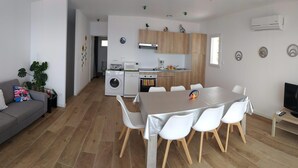 Un apartament modern amb saló, menjador, cuina i bugateria.