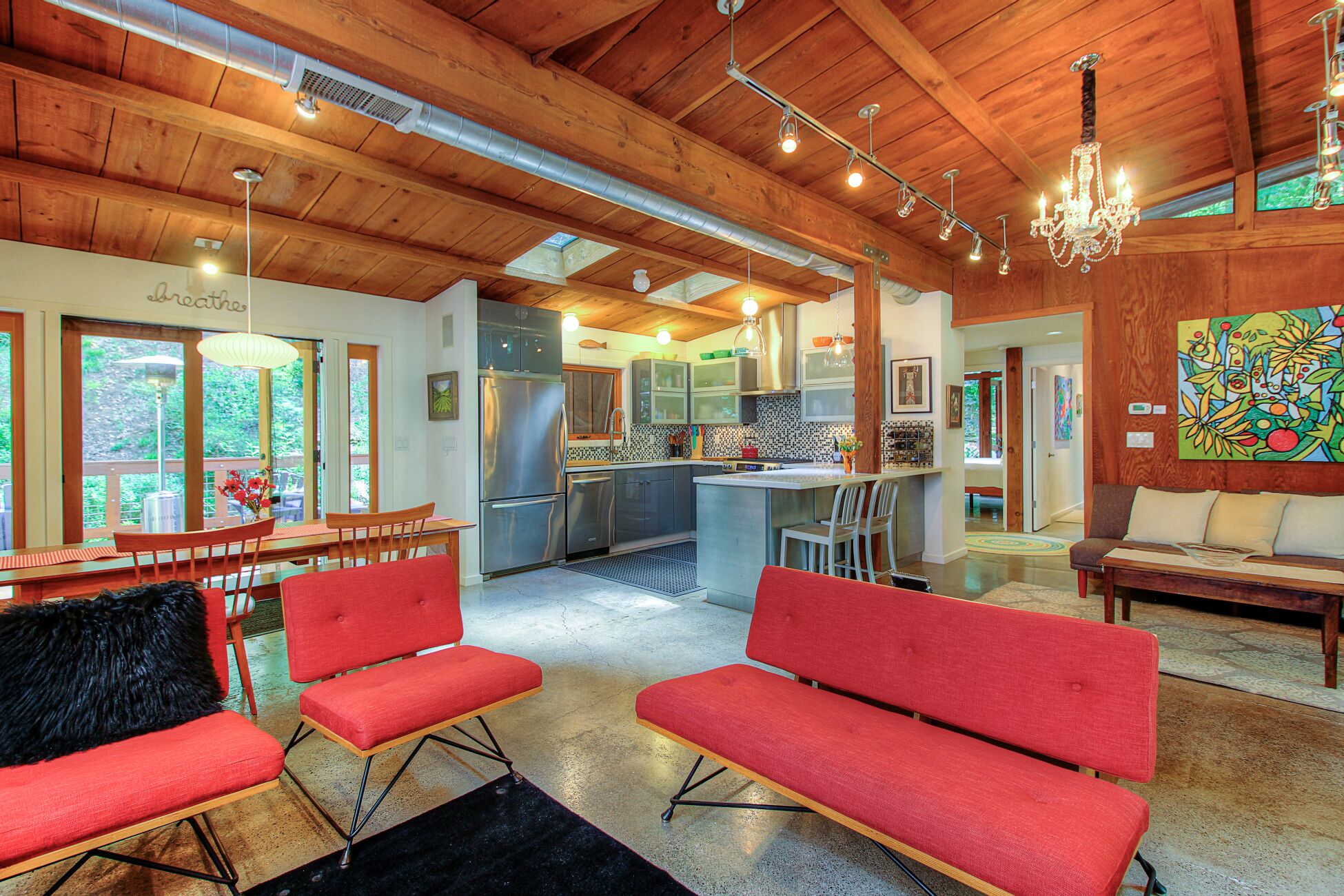 Eldstad, böcker och en stereo