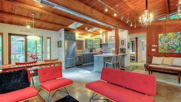 Eldstad, böcker och en stereo