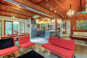 Fireplace, books, stereo - Mid Century Cabin in the Redwoods (Forestville)