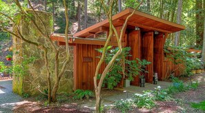 Property grounds - Mid Century Cabin in the Redwoods (Forestville)