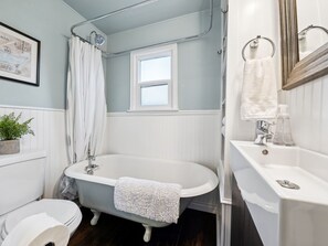 وحدات دش مع أحواض استحمام، مجففات شعر، مناشف، صابون