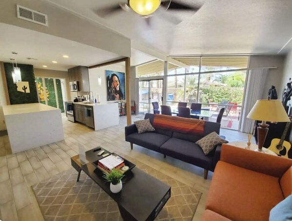 スマートテレビ、DVD プレーヤー、卓球台、ステレオ