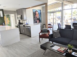 スマートテレビ、DVD プレーヤー、卓球台、ステレオ