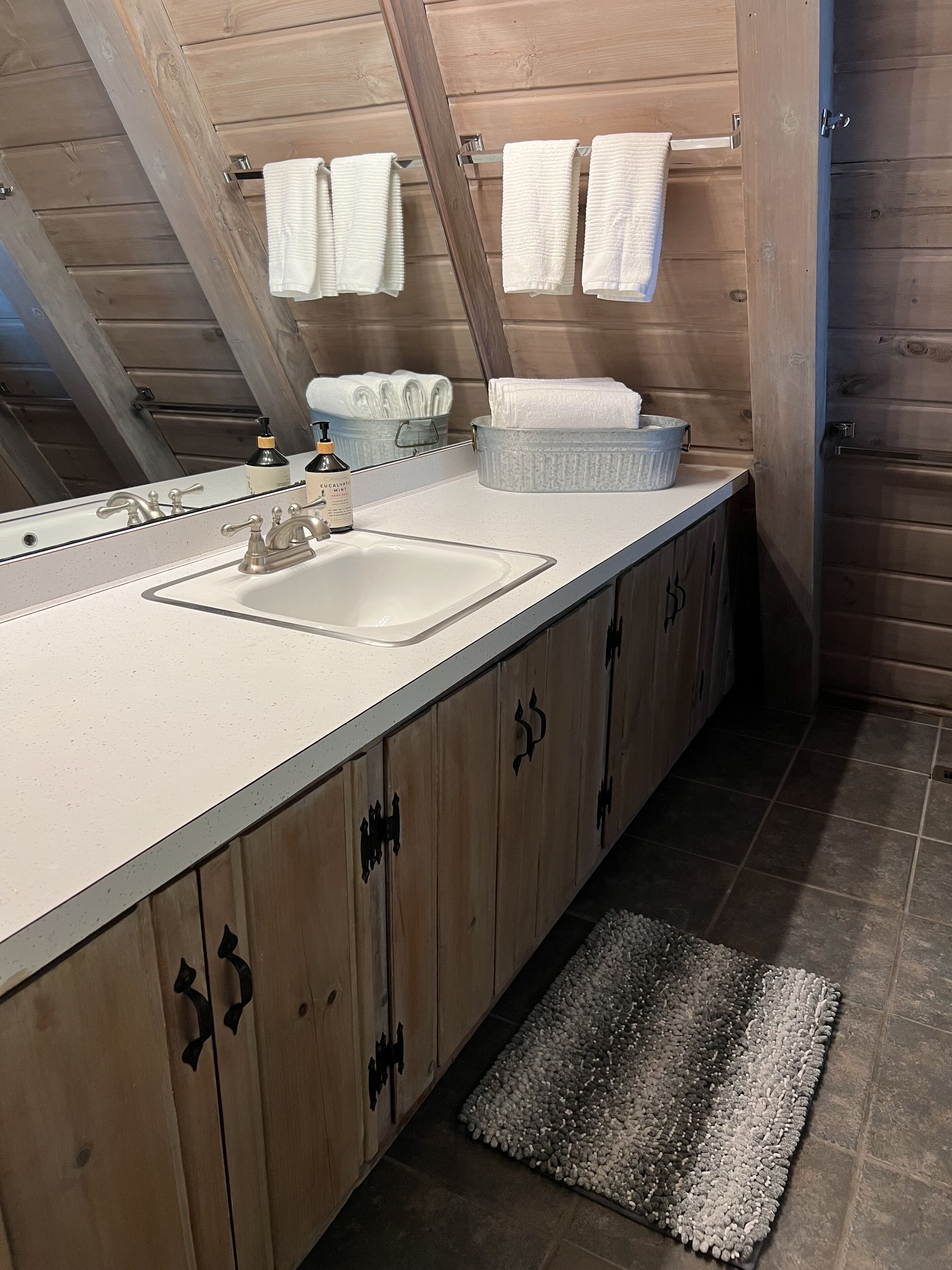 Cute and clean! Quiet wooded neighborhood. Petoskey/Harbor Springs.