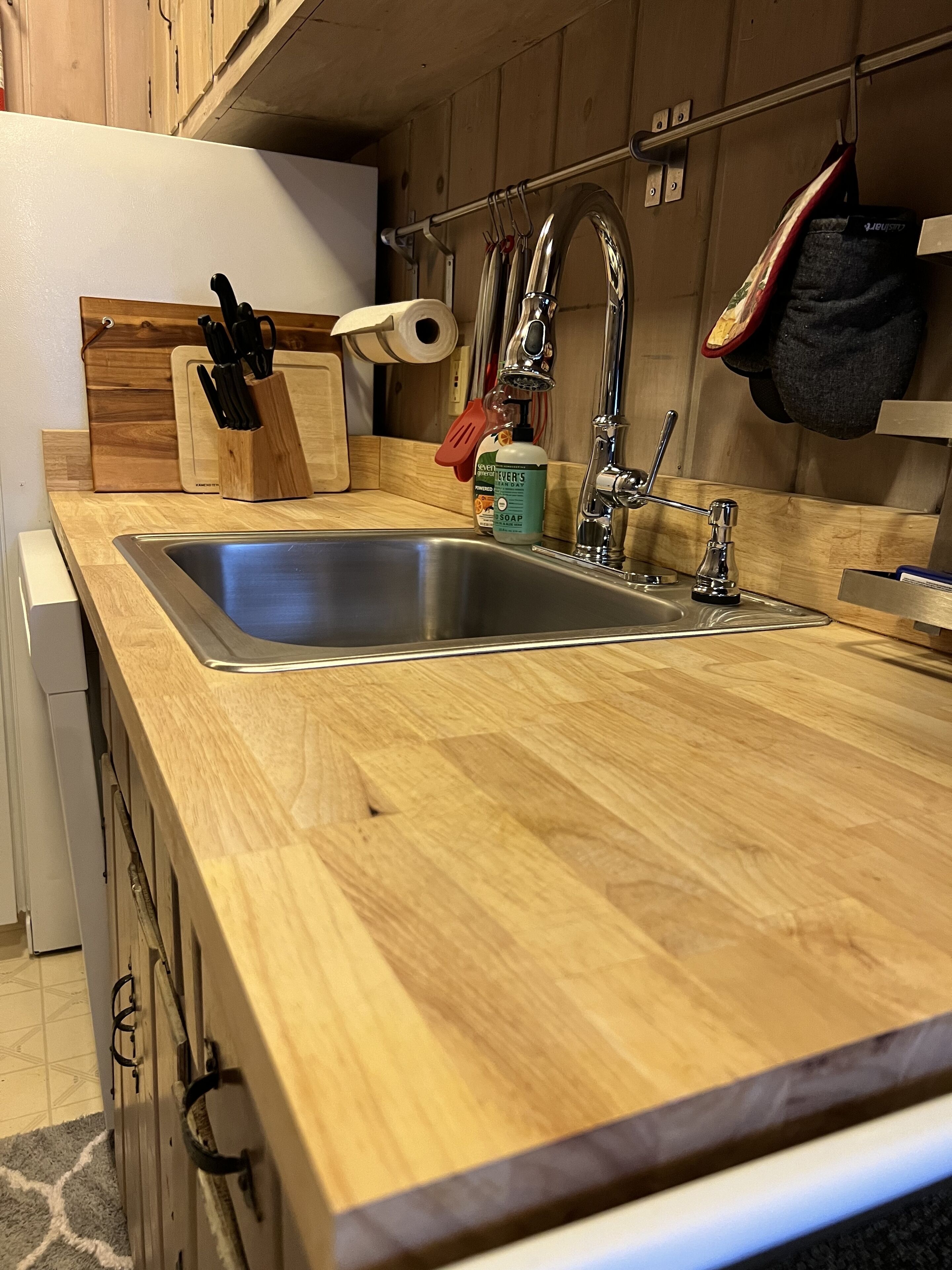 Cute and clean! Quiet wooded neighborhood. Petoskey/Harbor Springs.