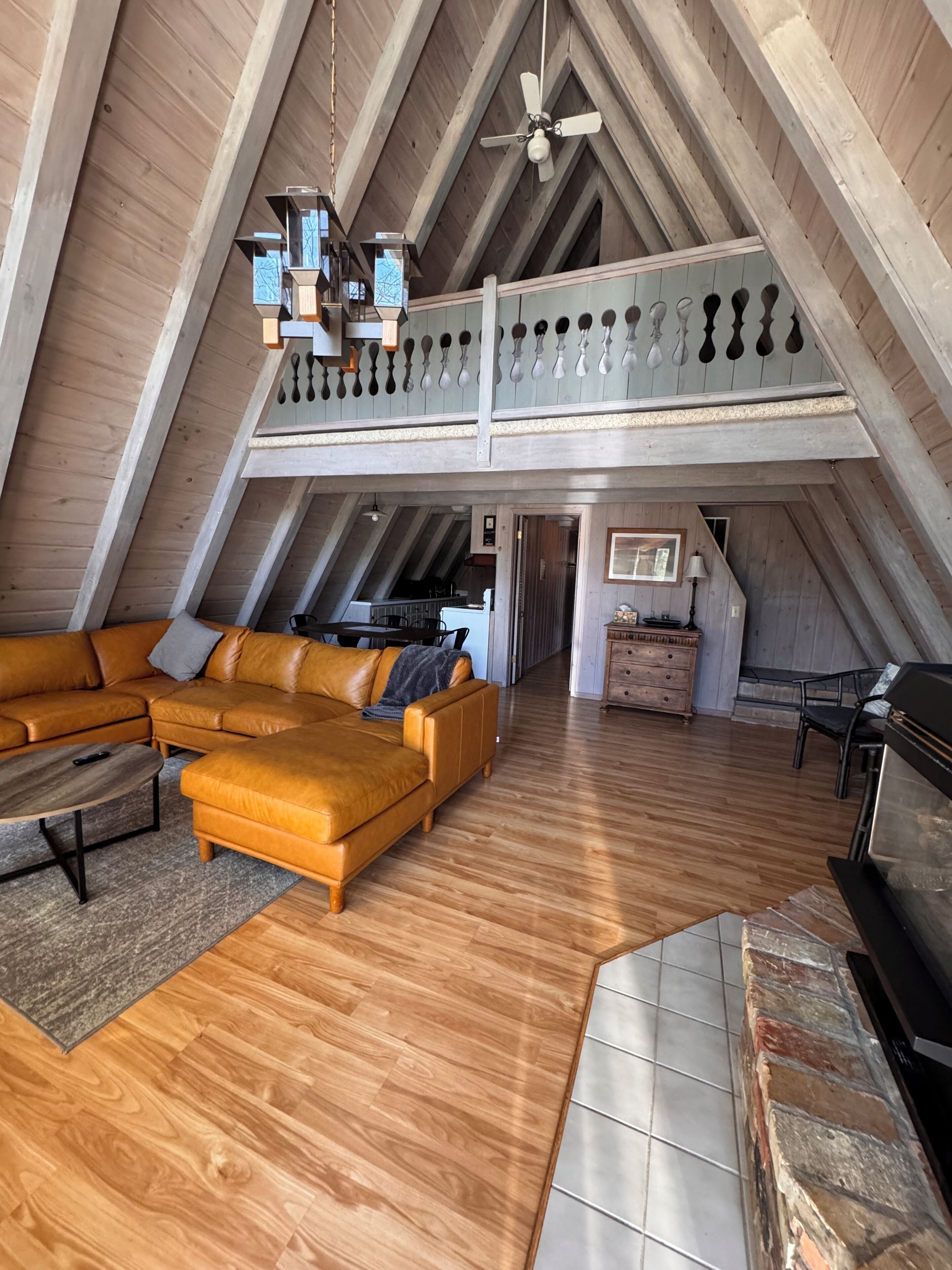 Televisión, chimenea y reproductor de DVD 