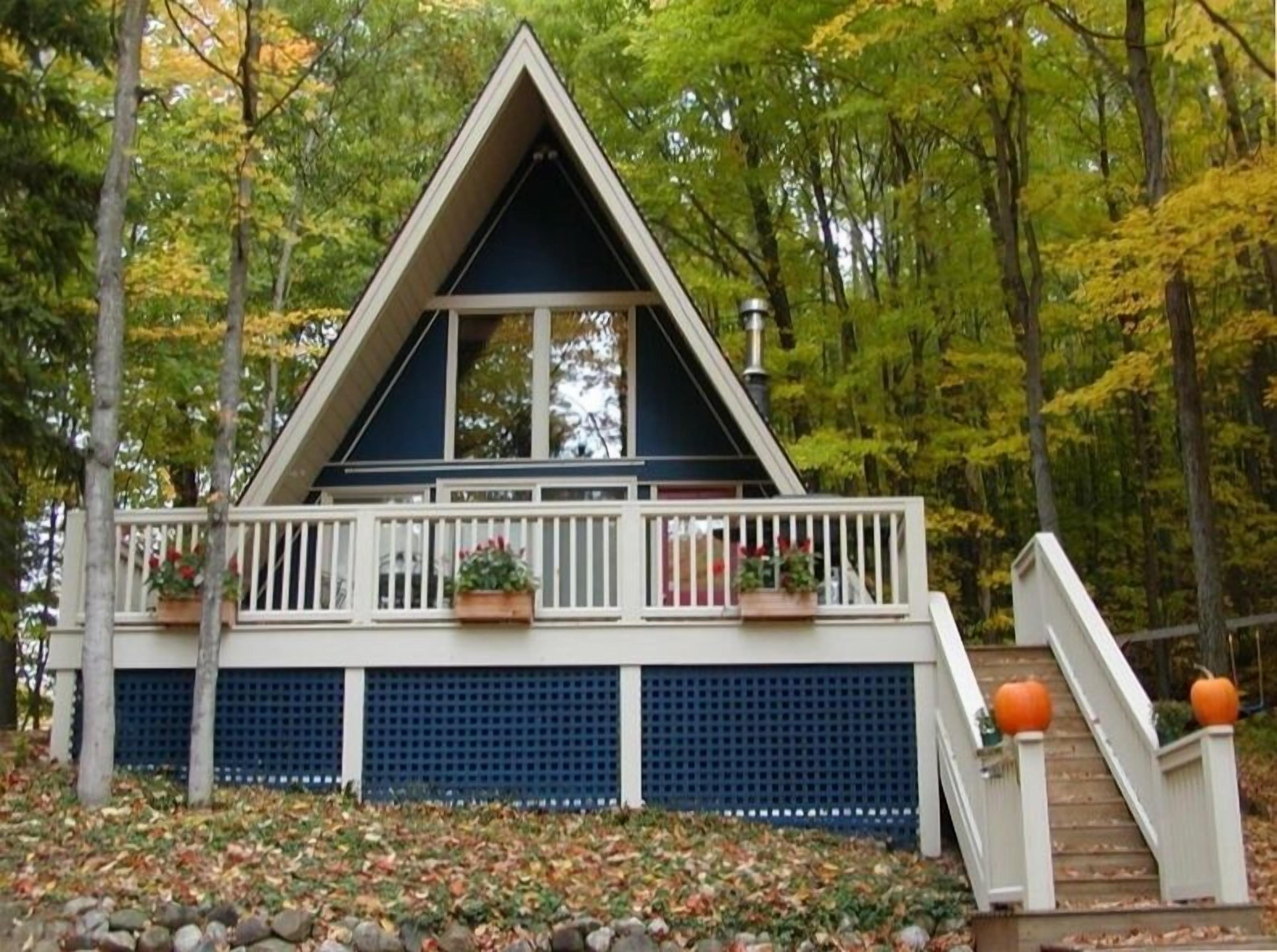 Cute and clean! Quiet wooded neighborhood. Petoskey/Harbor Springs.