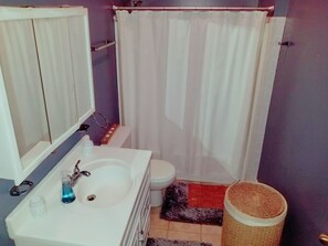 Combined shower/tub, towels, soap, toilet paper